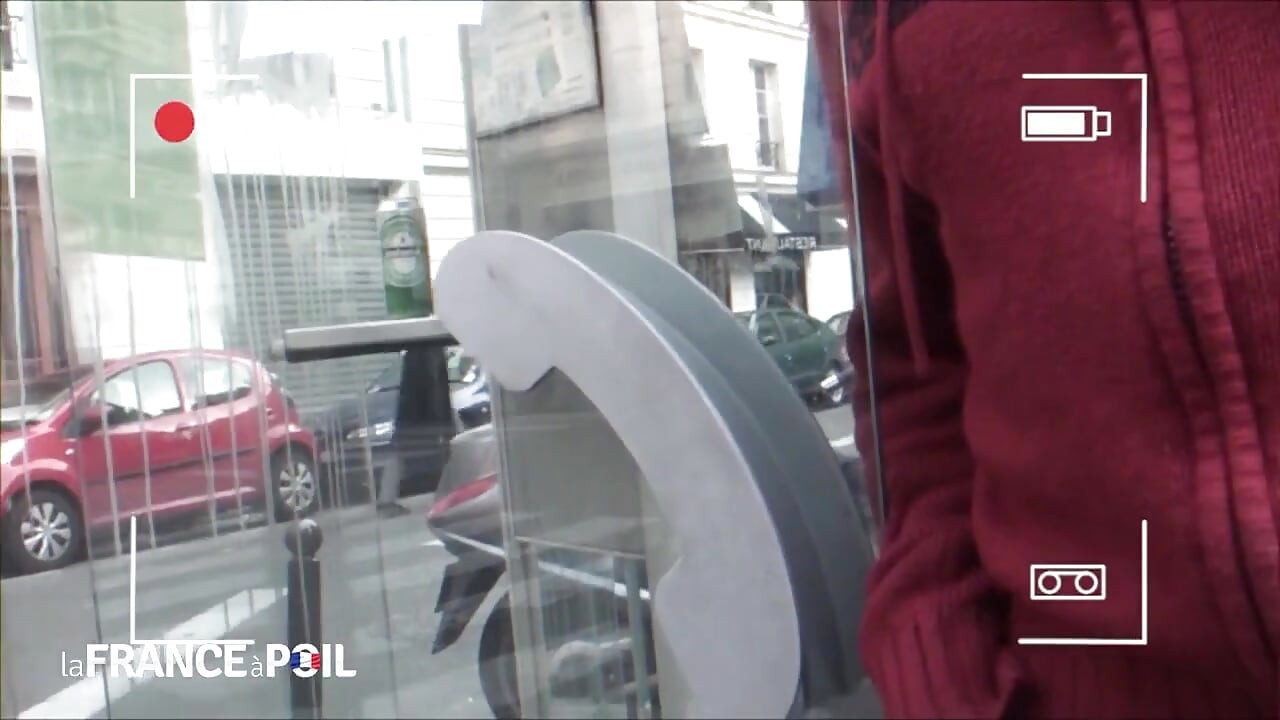 Une brune parisienne sexy se fait baiser chez elle
