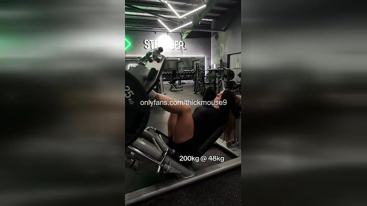 Tiktok live gym gangbang: 5 orang asing membuahi memek 18 tahun