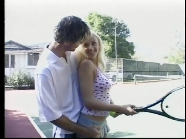 Awek blonde dengan tetek besar menunggang zakar keras