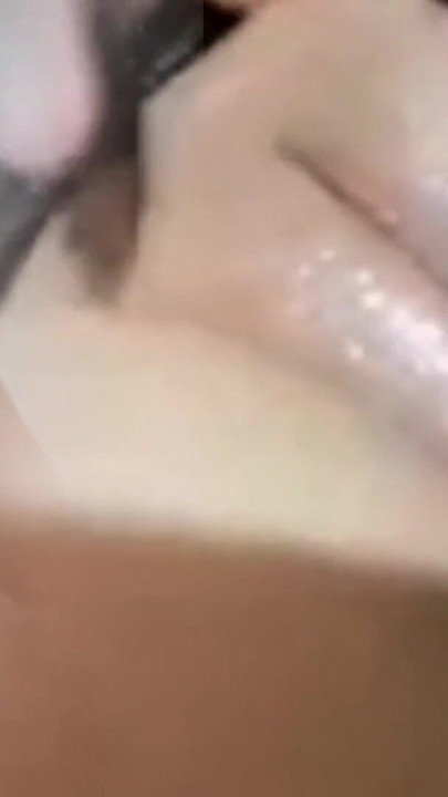 Porno-skuespiller viser frem de store puppene sine | Klipp 1