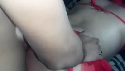 Aku mengisap pantatnya, vaginanya dan aku memasukkannya ke dalam iblis seksinya