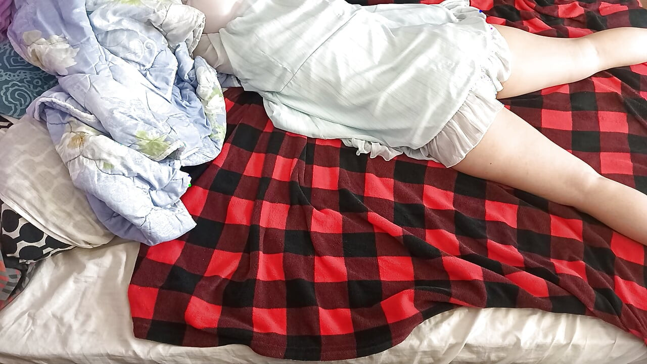 Amateur wife gives me a sensual blowjob. Hot couple's erotic massage with oil on the body.