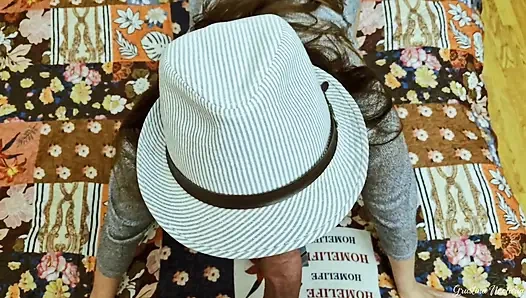 Gadis amatir nyepong kontol dan dientot gaya doggy habis-habisan pakai topi