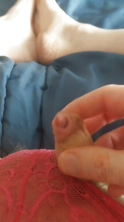 Sissy's Quik Cumshot on Bare Lehg