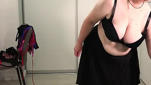 Cantik menyemprotkan keluar dari bra yang berbeda, memantul besar, gemuk berdada besar