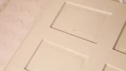 Zierliche titten unter dem schwarzen hemd