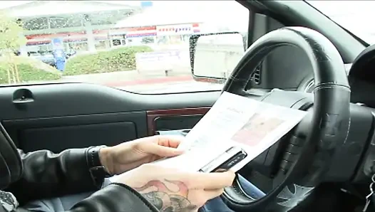 Randy Youngster'ın sert nüfuzlu amcığı pembe yarık döl yüzüyle dolu minyon görünüyor