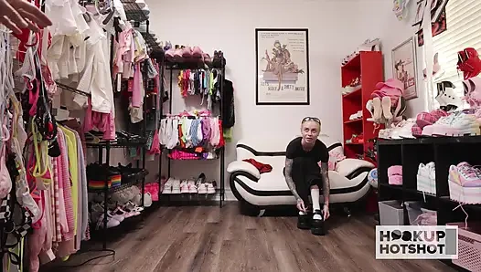 Sasha beart menggoda dengan pakaian seksi sebelum pemotretan panasnya! BTS