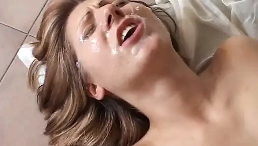 Cewek ini terkejut waktu temannya lagi asik dientot sama kontol besar