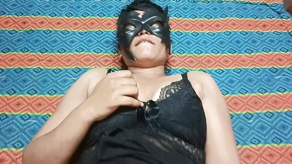 Hermosa india asiática esposa se masturba antes de ser follada
