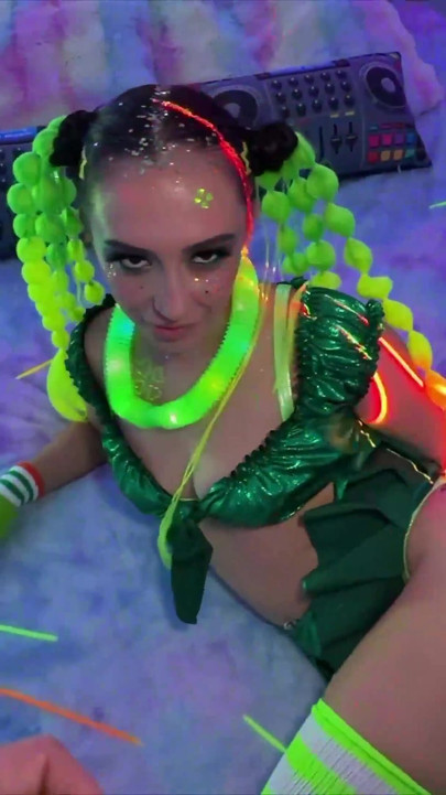 Lily Jordan aprinde un Neon Sf. Paddy's Night cu energie sălbatică!
