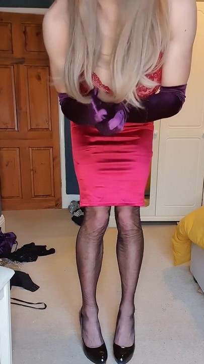 Какой из них тебе больше нравится? Мои красные атласные перчатки или фиолетовый? Я чувствую себя немного как Jessica Rabbit