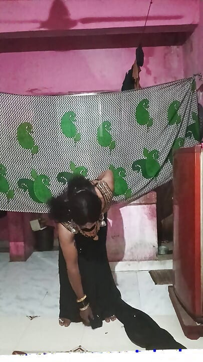 Madhuri bhabhi apni gand me do egg dalikali sari pehenkar