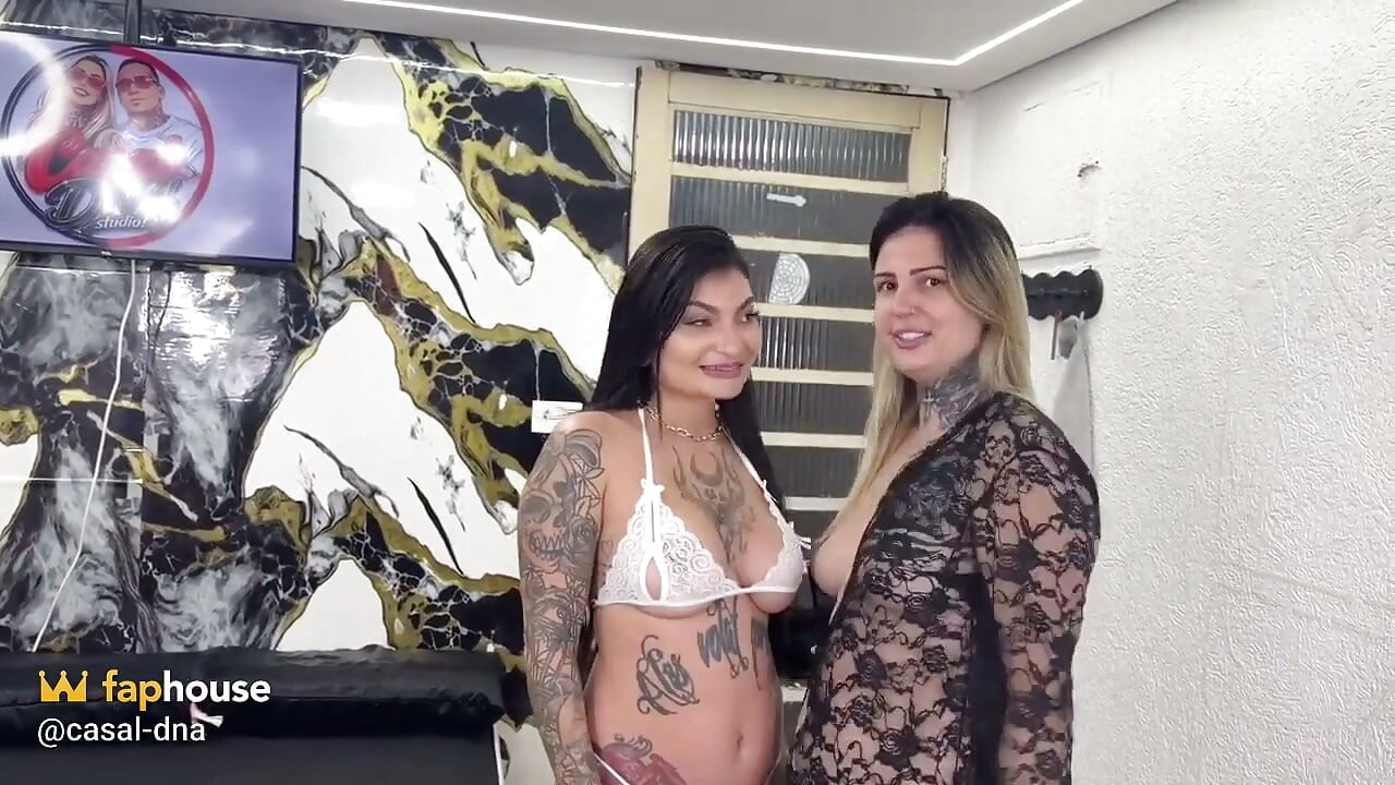 巴西女郎特寫：雙語交談與胸部特寫
