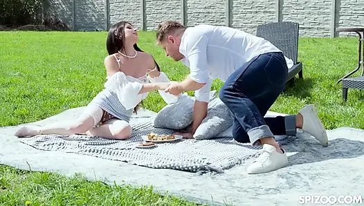 Sexy Hottie Asandra Dewy Delivers An Incredible Pussy Pounding