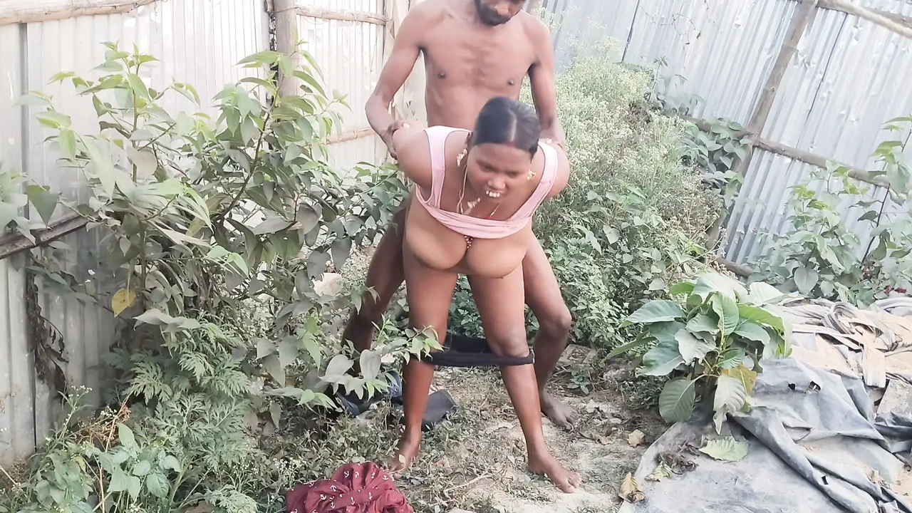 Indian desi wife ki outdoor chudai ki doggy style