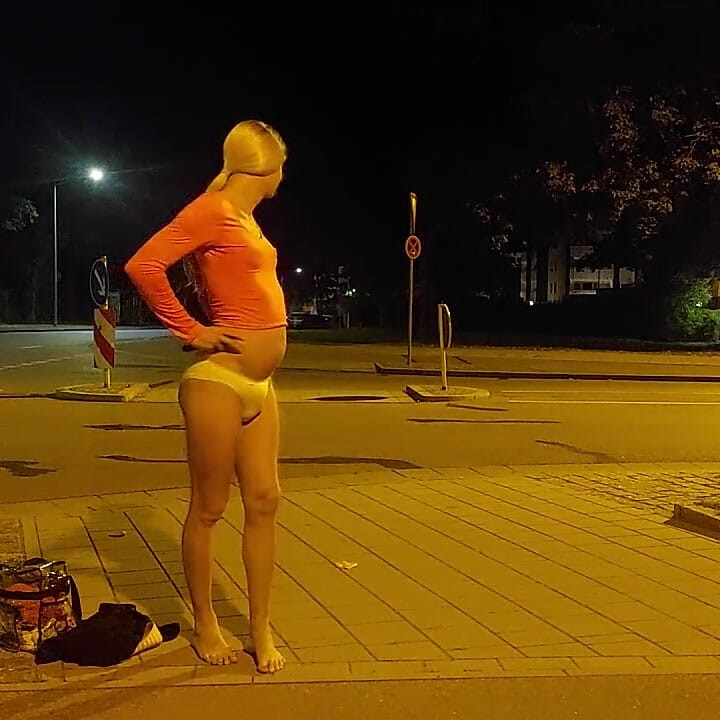 ในชุดชั้นในบนท้องถนน