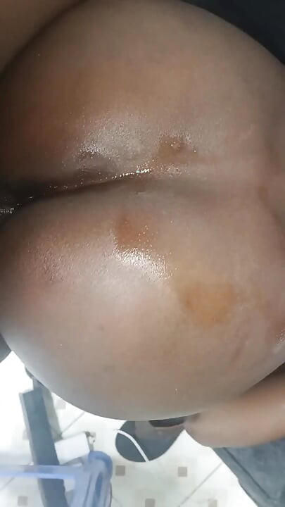 Pantat bahenol cewek kulit hitam ini dientot habis-habisan sama raksasa pria kulit hitam