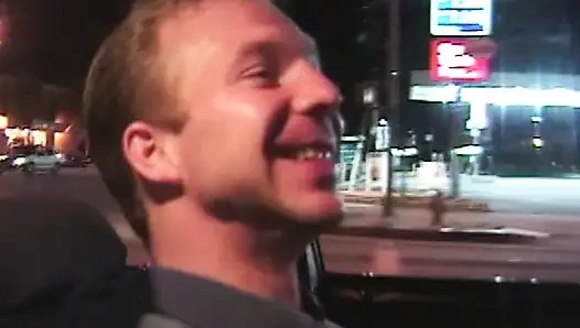 Versaute Taxifahrt mit heißer Brünetter