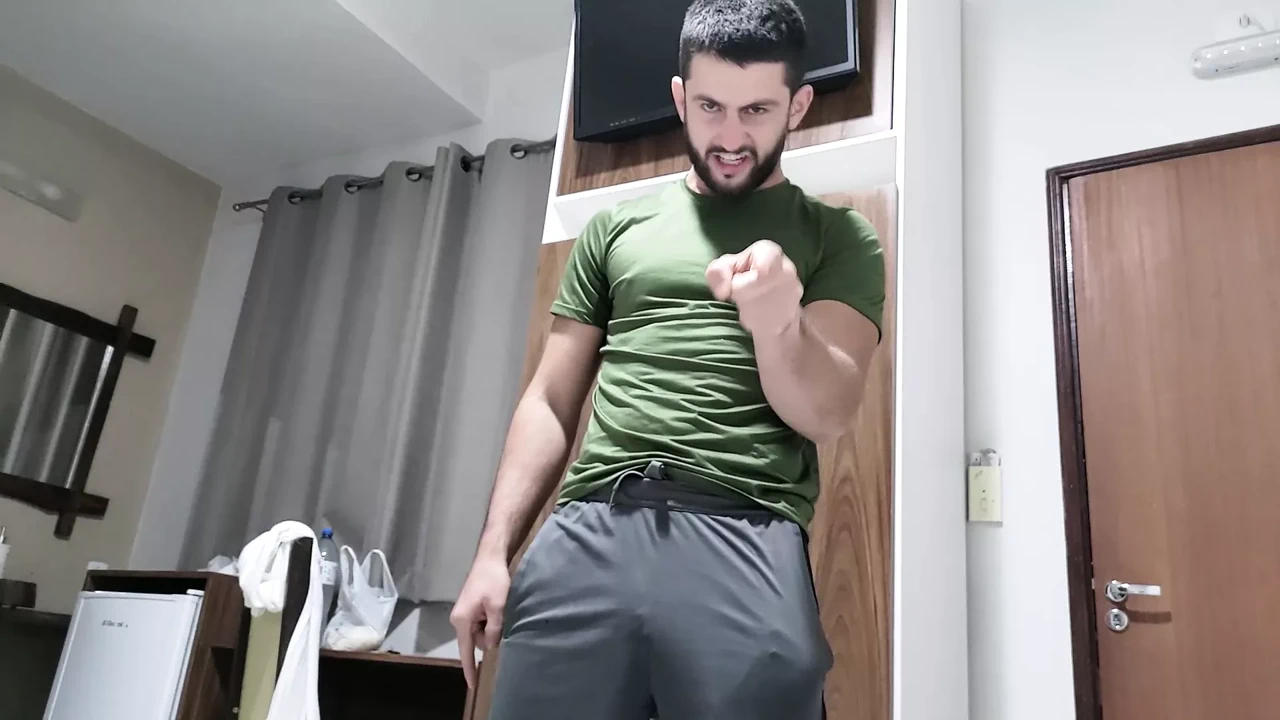 FAN INTERACTION – ALPHA MALE PORN STAR LOVES TO TRAIN SLAVES