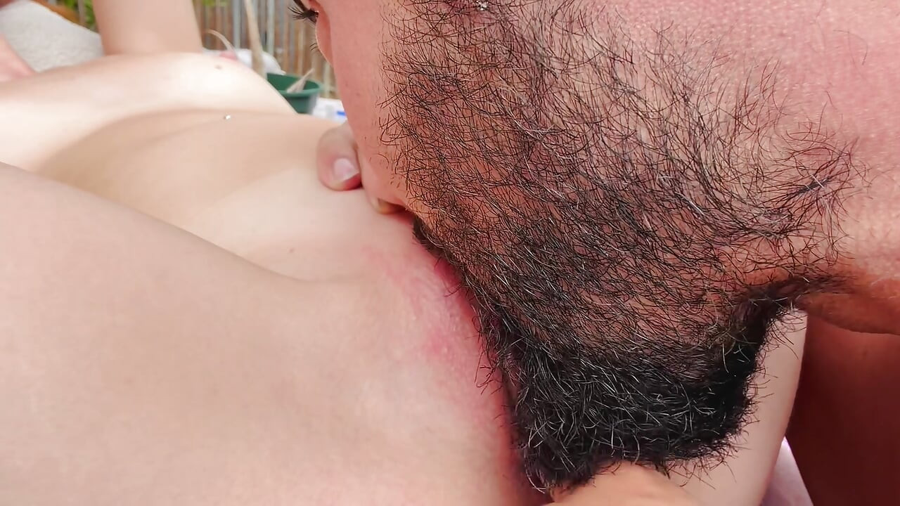 رجل ملتحي يلتهم كسها بلسان وأصابع مكثفة حتى تنفجر بقوة في فمه