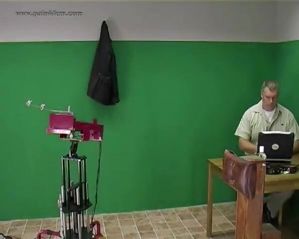 Olivia Dayak Makinesi - Çıplak Sırt Kırbaçlama