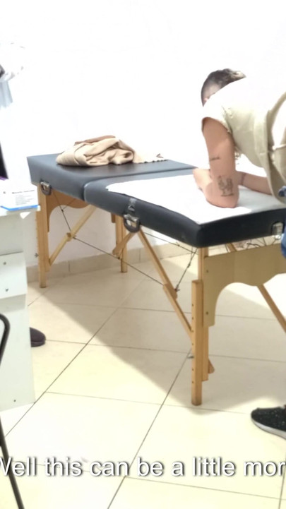 Momento de cair o queixo de "Proctologista realiza exame anal em paciente constipado."