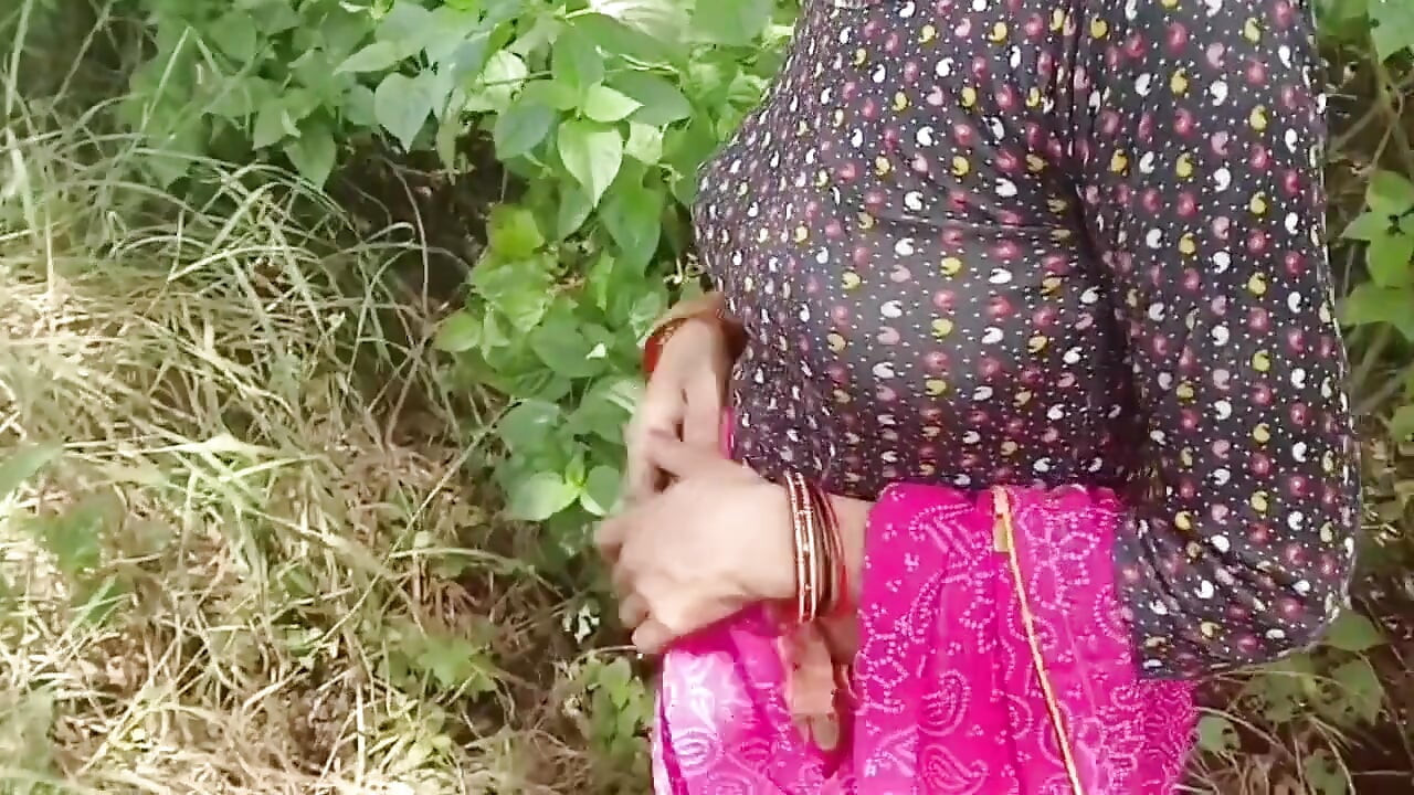 Aku menggoda adik tiriku di hutan dan ngentot memeknya habis-habisan.