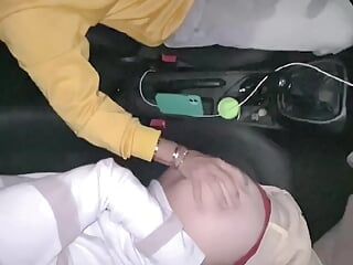 Der fahrende, verheiratete Uber-Fahrer fickt den Mund eines jungen Teenagers, spritzt ihm in den Mund und schluckt Sperma im Auto in der Öff