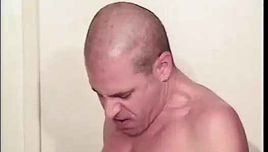 İki biseksüel adam seksi kısa saçlı sarışınla üçlü seks yapıyor