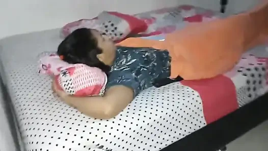 Alle waren aus dem haus und ich ging in das Zimmer meiner stiefschwester und ich überraschte ihre Aufnahme, sie mochte es und wir endeten mit fu