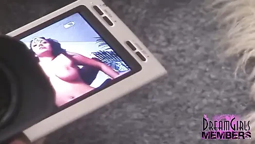 Wunderschöne latina mit dicken titten strippt nackt an ihrem platz
