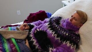 Fetiș cu pulover Mohair și Angora. Într-un pat de pulover din Fleece cu câteva din puloverele mele fetiș pentru puțină distracție.