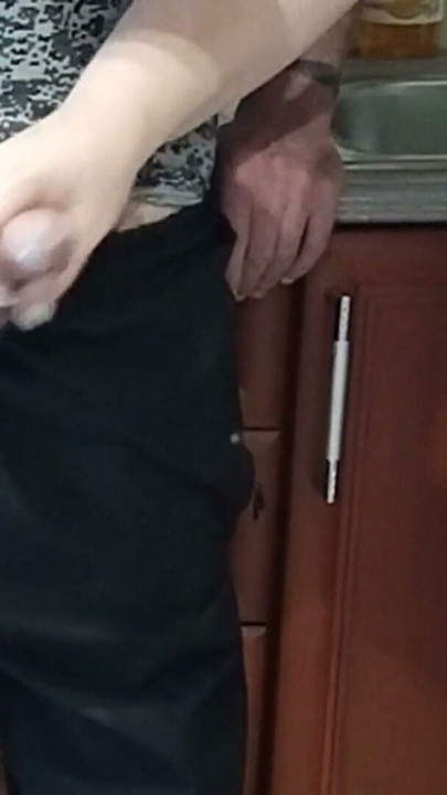 부엌에서 자지를 따먹은 후 시어머니의 입에 핫한 정액 | 클립 1
