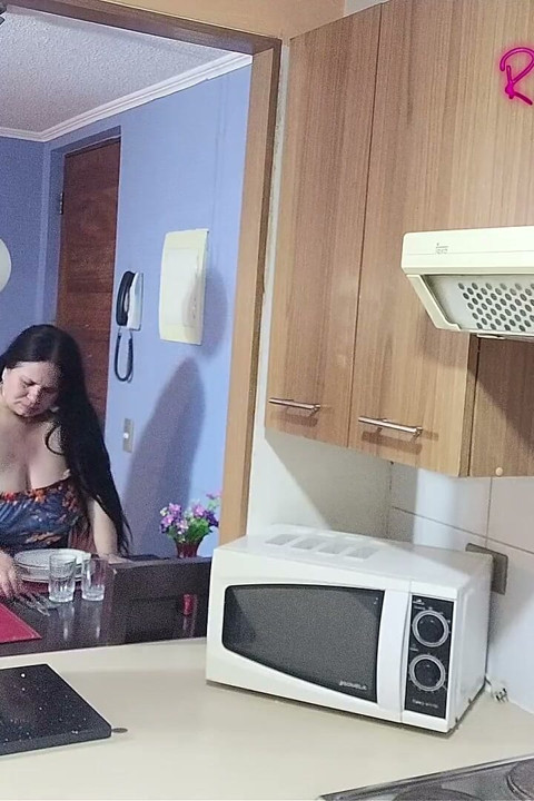 סרטונים למעריצים: בחור צעיר עם מסכה מזיין אותי במטבח