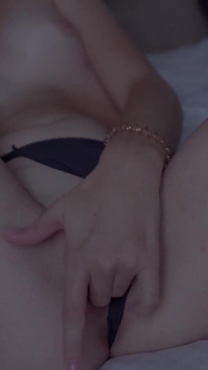 Epski trenutak iz "Solo Fingering Wet Shaved Pussy"