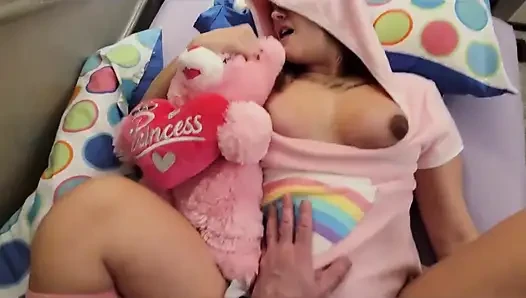 Üvey baba üvey kızının amına masaj yapıyor