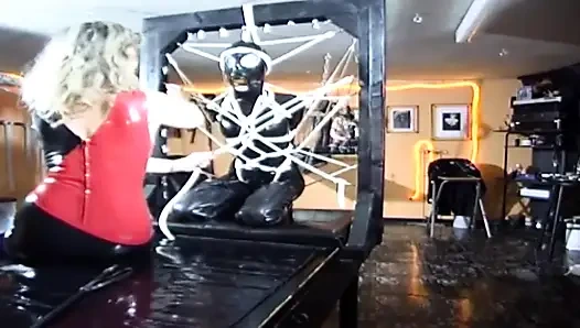 Bdsm dengan gadis bertopeng dengan lateks