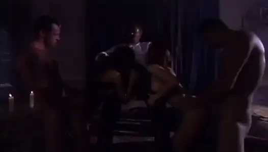 Üç yarak iki hatun yerde sert sikişiyor