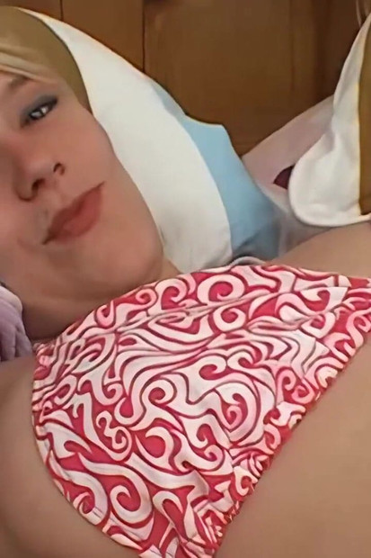 هزة الجماع الساخنة على الأريكة