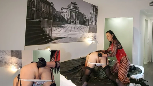 Uzun siyah yarak deliğini sikiyor