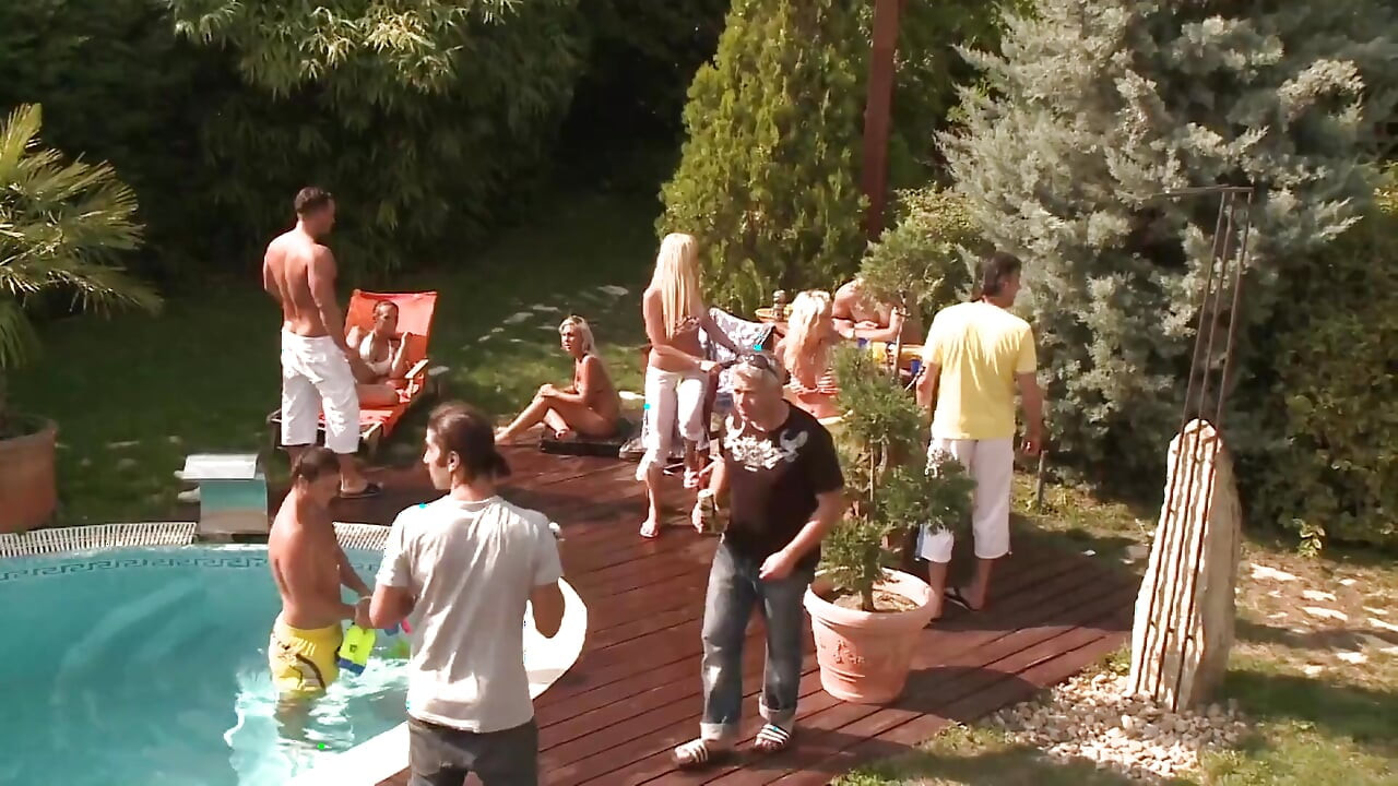 Orgie sălbatică la petrecere la piscină cu blonde care sug pule mari