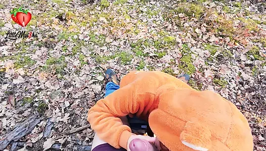 Ormanda tesadüfen tanıştığım sıska, tatlı bir kızıl saçlı taşaklarımı ve yarağımı sağdı. Bu süreçte göt deliğimi de yaladı.