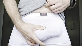 Bulge hra v bílém prádle
