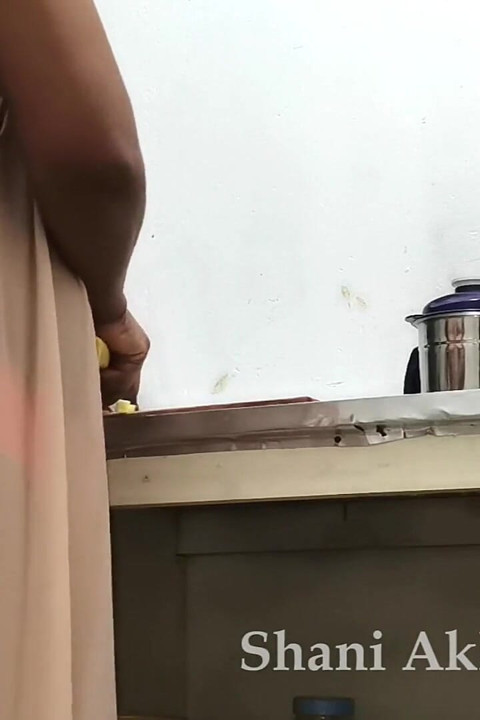 shrilankaee paripakv chodne laayak mammi ghar par nahin hone par pati ko dhokha de rahi hai