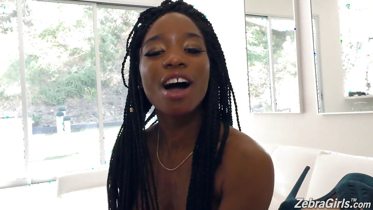 عالية تحب ممارسة الجنس السحاقي الساخن بين الأعراق