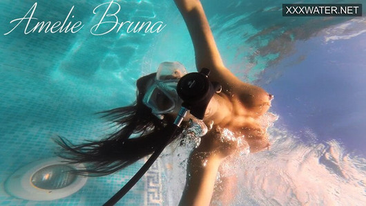 Amelie Bruna, brune savoureuse à gros nichons dans la piscine