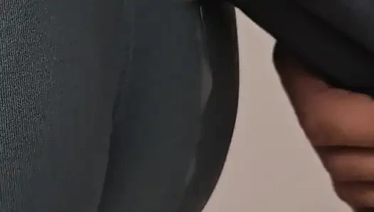 Fremder mit riesiger erektion, ejakulat im u-bahn-zug auf zufälligen strumpfhosen des mädchens