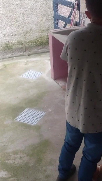 Zadivljujući trenutak iz "Udana domaćica plaća tehničara za perilicu rublja svojom guzicom dok muža nema"