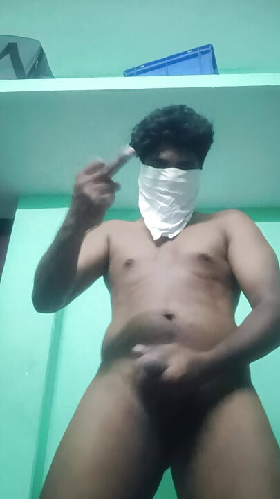 تابستان بالاخره فرا رسیده است و همه دخترها در حال لخت شدن با بیکینی های باریک خود هستند. در این بازی شما روی یک گرمسیری فرود می آیید